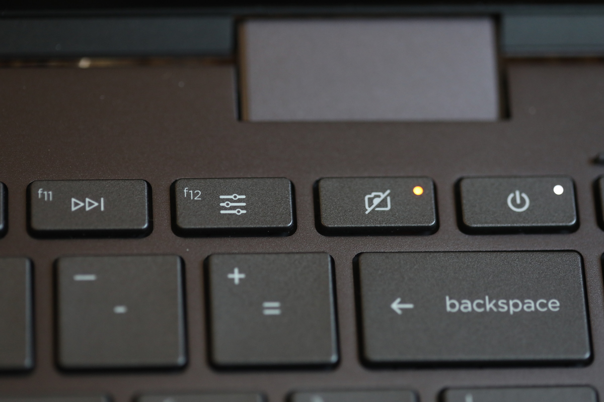 c&ocirc;ng tắc kh&oacute;a camera tr&ecirc;n b&agrave;n ph&iacute;m laptop